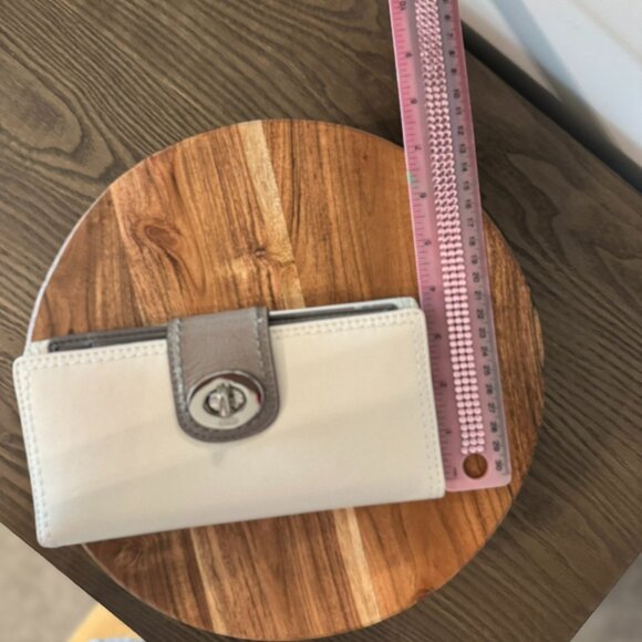 Coach White Leather Turnlock Wallet — Bi-Fold w/ Silver Turnlock - Picture 10 of 10